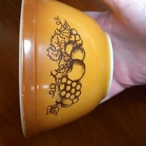 Vintage Pyrex Old Orchard #401 Mixing bowl 1.5 Quarts ( 750 ml)